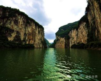貴州紅楓湖是人工湖嗎_貴州紅楓湖什么時候景色最美_貴州紅楓湖旅游攻略