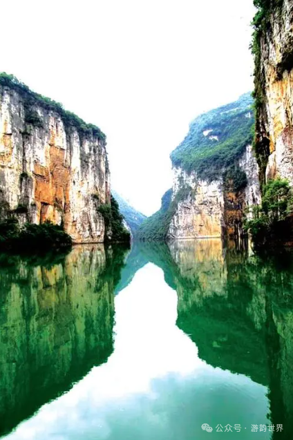 貴州紅楓湖是人工湖嗎_貴州紅楓湖旅游攻略_貴州紅楓湖什么時候景色最美